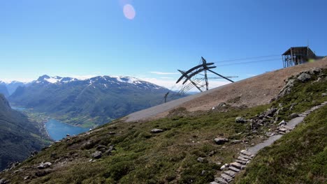 Gondelbahn-Beim-Abstieg-Vom-Berg-Hoven-In-Norwegen-–-Idyllische-Statische-Aufnahme-Mit-Spektakulärem-Landschaftshintergrund-Und-Schafweide-Rund-Um-Die-Bergstation