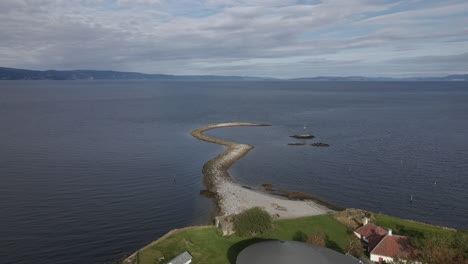 Drohnenüberflug-über-Die-Historische-Norwegische-Mönchsinsel-In-Trondheim,-Norwegen