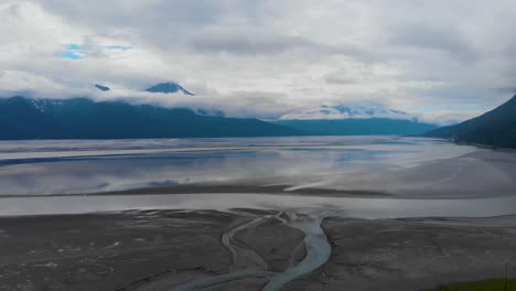 Video-Cinematográfico-De-Drones-De-4k-De-Montañas-Con-Vista-A-La-Bahía-De-Turnagain-Arm-Durante-La-Marea-Baja-Cerca-De-Anchorage,-Alaska
