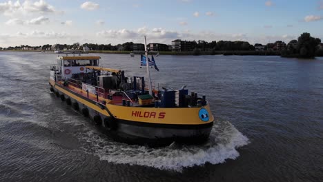 Proa-Delantera-De-Hilda-S-Inland-Motor-Tanker-Navegando-Por-El-Río-Norte-En-Alblasserdam