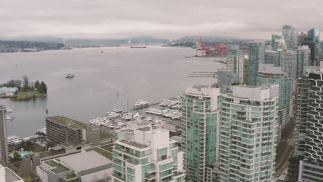 Luftdrohnenaufnahme-Der-Uferpromenade-Der-Innenstadt-Von-Vancouver