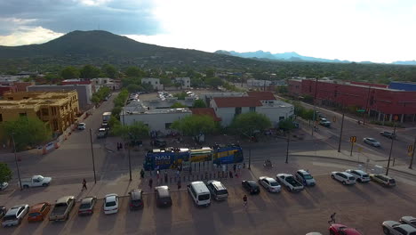 Rotierende-Drohnenaufnahme,-Die-Der-Sun-Link-Straßenbahn-In-Tucson,-Arizona,-Folgt