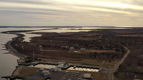 Eine-Luftaufnahme-über-Das-östliche-Ende-Des-Orient-Point,-Long-Island-Während-Des-Sonnenuntergangs