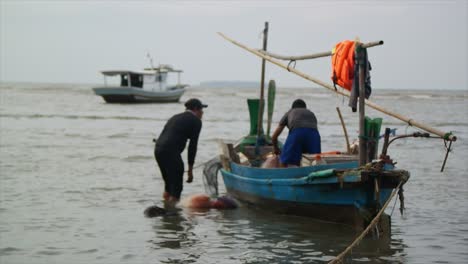 Dos-Pescadores-Que-Se-Prepararán-Para-Ir-A-Pescar-En-El-Mar