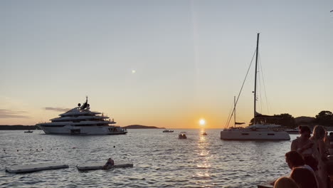 Luxusyachten-Und-Segelboote-Schwimmen-Während-Der-Goldenen-Stunde-Im-Meer-Auf-Der-Insel-Hvar,-Kroatien