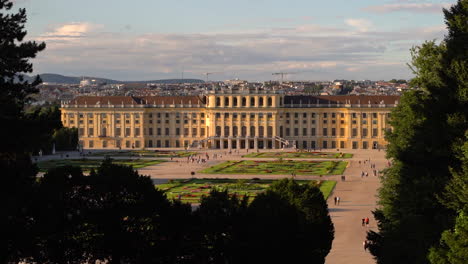 Hermosa-Puesta-De-Sol-En-El-Castillo-De-Schönbrunn-En-Viena,-Austria,-Con-Gente-Caminando