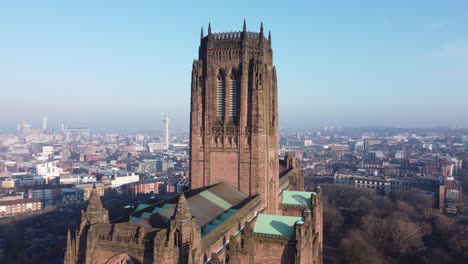 Die-Anglikanische-Kathedrale-Von-Liverpool,-Ein-Historisches-Gotisches-Wahrzeichen,-Ragt-Aus-Der-Luft-über-Die-Skyline-Der-Stadt