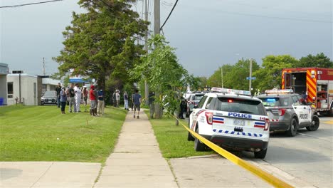 Polizeiautos-Und-Ein-Feuerwehrauto-Innerhalb-Des-Gelben-Absperrbandes-Am-Unfallort-In-Toronto,-Kanada