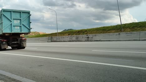 Blick-Auf-Den-Malaysischen-Highway-Von-Der-Seite-Während-Des-Tages