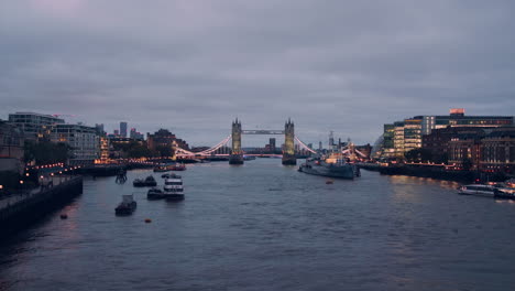 Panoramic-view-of-the-Tower-Bridge-in-London-at-dawn,-with-lovely-light-reflections-in-the-Thames