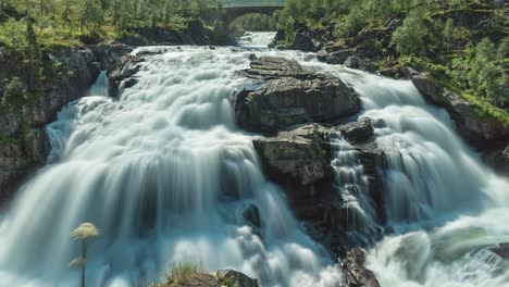 Langzeitbelichtungszeitraffer-Eines-Wasserfalls-In-Malerischer-Landschaft