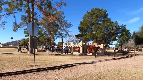 Los-Niños-Y-Los-Padres-Disfrutan-Del-Parque-Infantil-De-Temática-Occidental-En-El-Parque-Ferroviario-Mccormick-stillman,-Scottsdale,-Arizona
