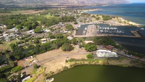 Vista-Aérea-En-El-Sentido-Contrario-A-Las-Agujas-Del-Reloj-Del-Puerto-De-Botes-Haleiwa-En-Oahu-Hawai