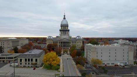 Capitolio-Del-Estado-De-Illinois-En-Springfield-Con-Drones-Moviéndose-Hacia-Los-Lados