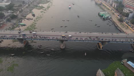 Antena-Sobre-El-Puente-Junto-Al-Viejo-Ghat-De-Vapor-De-La-Ciudad-De-Dhaka-En-Dhaka-En-Bangladesh