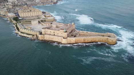 Aerial-Arc-of-a-Castle-on-the-Tip-of-Ortigia-Island-in-the-Mediterranean-Sea