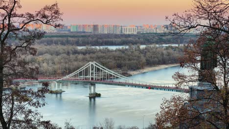 Nebel-Patona-Brücke-über-Den-Fluss-Dnjepr-In-Kiew,-Ukraine
