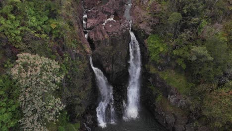 Wasser-Fällt-Von-Der-Spitze-Einer-Dschungel-Felsformation-Im-Hawaiianischen-Reich