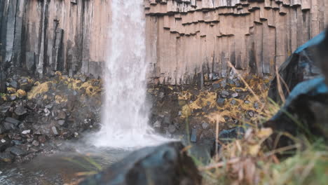 Basis-Des-Svartifoss-Wasserfalls,-Island