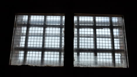 Gefängniszellenfenster,-Blick-Durch-Ein-Gefängnisfenster,-Hinter-Gittern,-Blick-Nach-Draußen