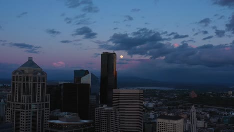 Epische-Abenddämmerungsaufnahme-Des-Mondes,-Der-Hinter-Dem-Columbia-Tower-In-Der-Skyline-Der-Innenstadt-Von-Seattle-Sichtbar-Wird