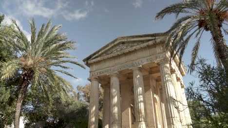 Monument-to-Alexander-Ball-in-the-Lower-Barrakka-Gardens-in-Valletta,-Malta-in-Winter