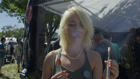 Cannabis-Festival-Event-Frauen-Rauchen-Cannabis-Vape-Pen-Shot-Auf-Roter-Kamera-4k