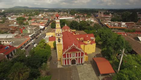 Spektakuläre-Luftaufnahme-Mit-Drohne-Der-Zentralen-Kirche-Der-Magischen-Stadt-Coatepec,-Veracruz