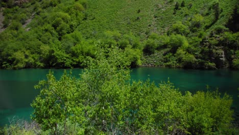 Pequeño-Lago-De-Montaña-De-Color-Azul-Urungach