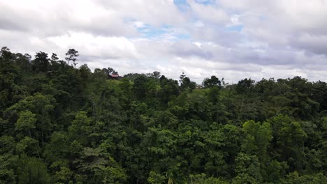 Drone-Dando-Vueltas-Alrededor-De-Un-Pequeño-Edificio-Sentado-En-La-Cima-De-Una-Colina-En-La-Profunda-Selva-Tropical-Centroamericana