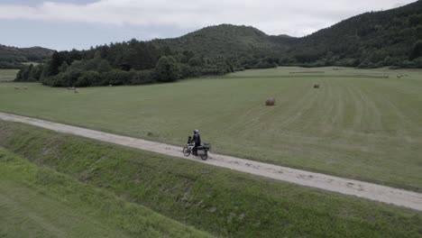 Video-Con-Un-Dron-Siguiendo-Una-Motocicleta-Fuera-De-La-Carretera