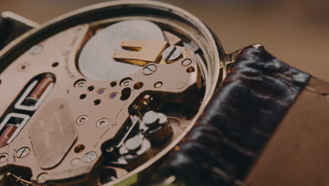 Rückseite-Einer-Vintage-Armbanduhr-Ohne-Gehäuse-–-Geöffnete-Rückseite-Einer-Vintage-Uhr-–-Makroaufnahme