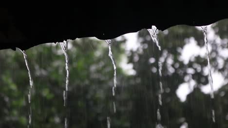Regenwasser-Fällt-Vom-Dach-–-Regen-Auf-Einem-Blechdach-–-Aufnahme-Aus-Niedrigem-Winkel