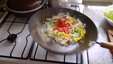 Cocinar-Verduras-Salteadas-En-Un-Wok,-Agregar-Pimientos-Rojos-En-Juliana
