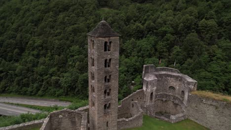 Luftaufnahme-Um-Den-Alten-Mittelalterlichen-Uhrturm-In-Einer-Burg-In-Mesocco,-Schweiz