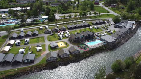 Camping-En-El-Parque-De-Vacaciones-Hardangertun-Y-Río-Salmón-Kinso---Antena-De-Kinsarvik-Noruega