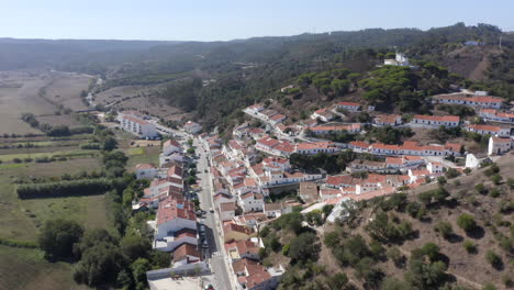 Luftdrohnenflug-In-Richtung-Der-Hügel-Mit-Blick-Auf-Die-Stadt-In-Aljezur,-Algarve,-Portugal