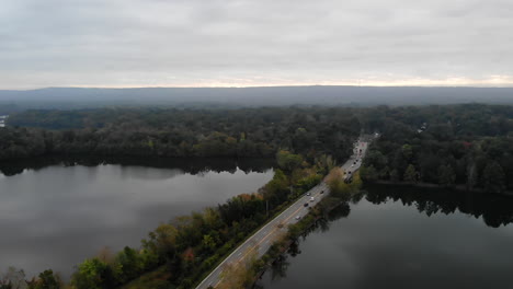 Autos-überqueren-Die-Brücke-An-Einem-Bewölkten-Herbstmorgen-In-New-Jersey