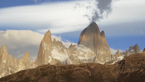 Mittlere-Aufnahme-Des-Mount-Fitz-Roy-Mit-Wolken-Auf-Dem-Gipfel-In-Patagonien,-Argentinien