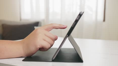 Hombre-Usando-Tableta-Digital-En-La-Oficina-En-Casa