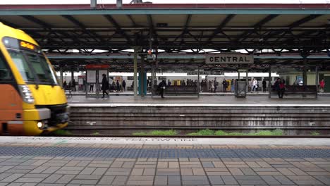 Transport-Sydney-Züge,-Die-Am-Bahnsteig-Am-Hauptbahnhof-Von-Sydney,-New-South-Wales,-Australien-Ankommen