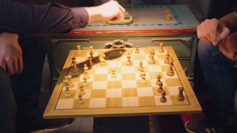 Die-Hände-Zweier-Schachspieler-Bewegen-Abwechselnd-Die-Figuren-Und-Nehmen-So-Einige-Schachfiguren-Vom-Schachbrett