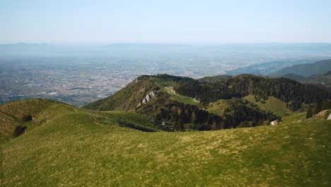 Erstaunliche-Luftaufnahme-über-Den-Berg-Grappa-Und-Die-Gewundene-Landstraße