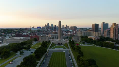 Luftaufnahme-Des-Liberty-Memorial-In-Kansas-City,-Missouri-Bei-Sonnenuntergang