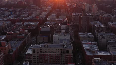 Dramatische,-Stationäre-Luftaufnahme-über-Dem-New-Yorker-Stadtteil-Harlem,-Um-Einen-Wunderschönen-Sonnenaufgang-Mit-Blendenfleck-Zu-Zeigen