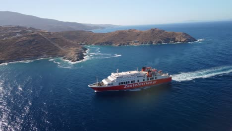 Un-Ferry-Llega-A-La-Isla-De-Ios