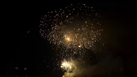 Großes-Feuerwerk-über-Dem-Wasser-Spät-In-Der-Nacht