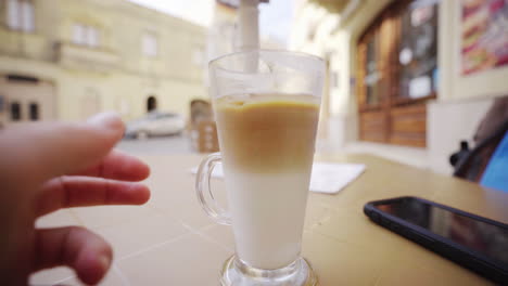 Bebiendo-Café-Con-Leche-Espumosa-De-Vacaciones-Malta-Pov-Gopro