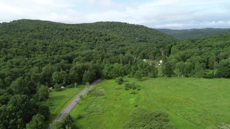 Eine-Drohnenaufnahme-Der-Wunderschönen-Catskill-Berglandschaft-In-Der-Nähe-Von-Walton-New-York