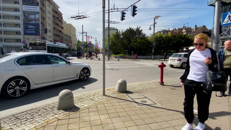 Menschen,-Die-Auf-Einem-Fußweg-In-Der-Nähe-Der-Hauptstraße-In-Gdynia-Swietojanska-Und-10-Lutego-Spazieren